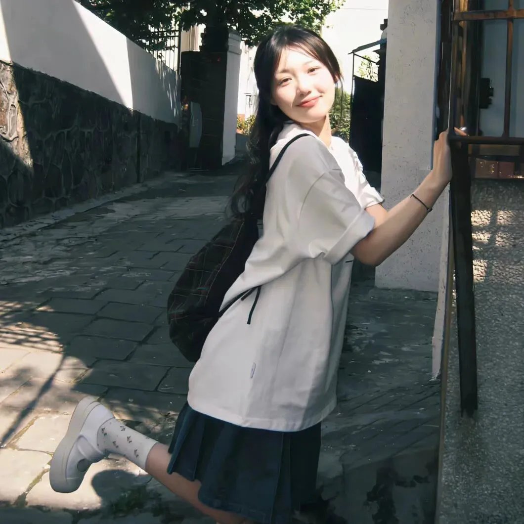 绿杨移作两家春